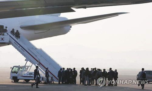 지난해 11월 11일 오전 성남 서울공항에서 취재진이 윤석열 대통령의 아세안(ASEAN·동남아국가연합) 관련 정상회의 및 주요20개국(G20) 정상회의 등 다자회의 참석 취재를 위해 공군 1호기에 탑승하고 있다. [성남=연합뉴스]
